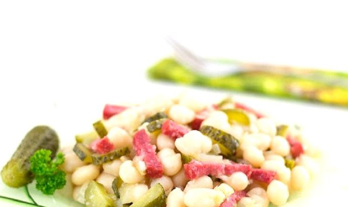 Салат из фасоли с копченой колбасой