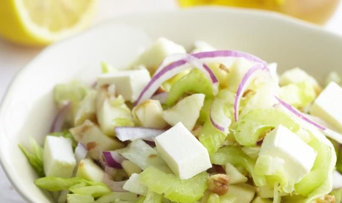 Салат с антоновкой, сельдереем и бри