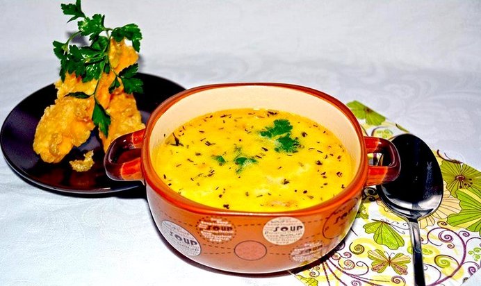 Сырный суп с ветчиной и сырными палочками во фритюре