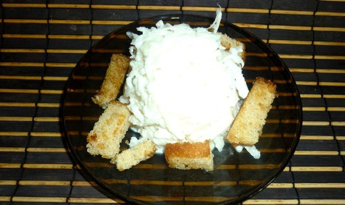 Салат из белой редьки со сметаной