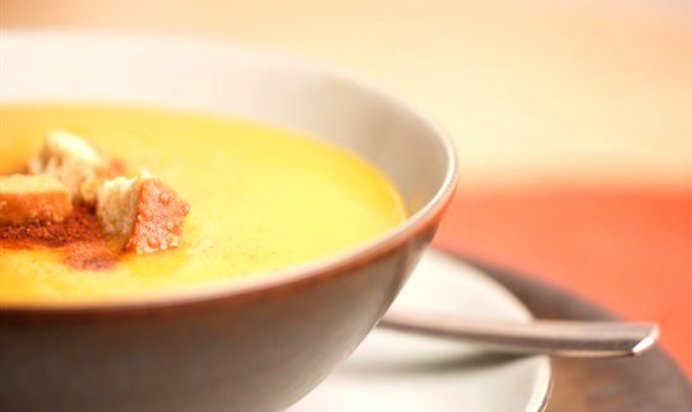 Холодный миндальный суп с виноградом и сухариками