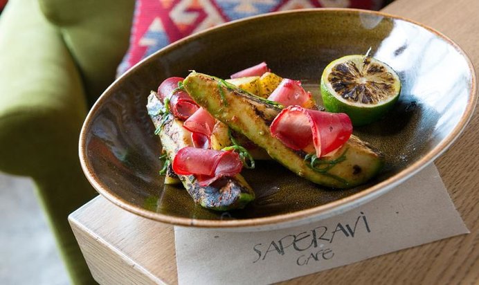 Салат из авокадо с бастурмой