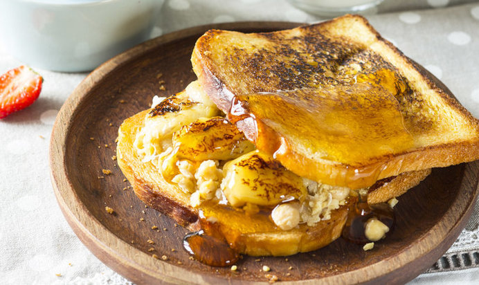 Тост с арахисовым маслом, жареными бананами и пастой из нута