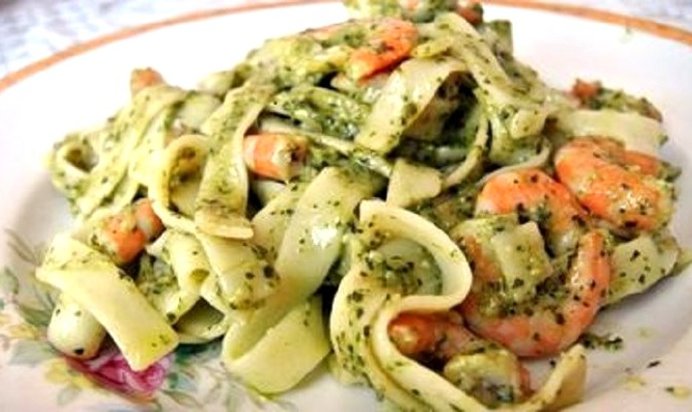 Фетучини аль денте с соусом песто и креветками