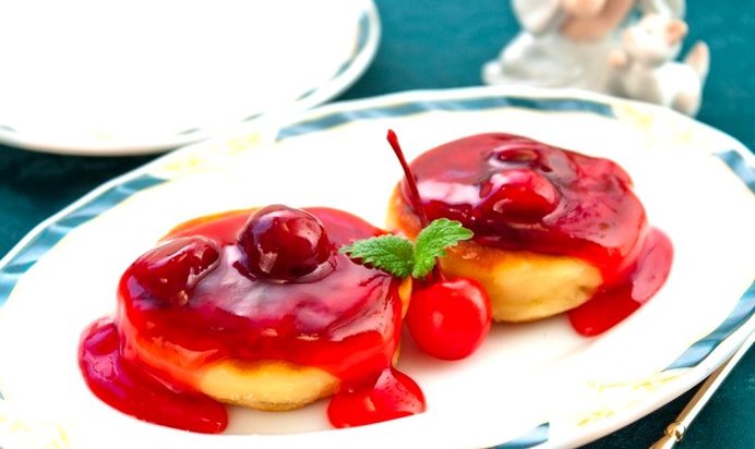 Сырники с вишневым соусом