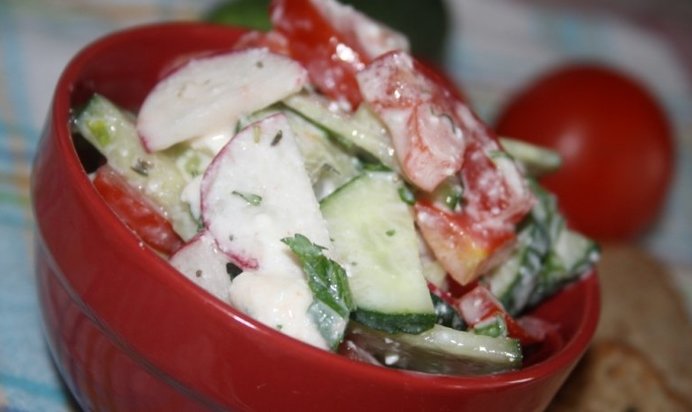 Летний овощной салат с творожной заправкой