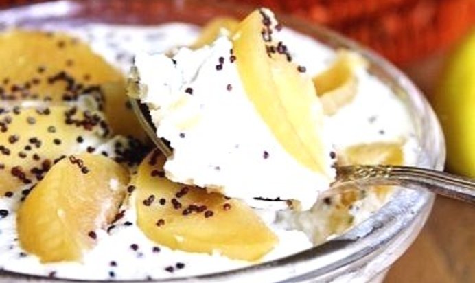 Творожная запеканка с яблоком и маком