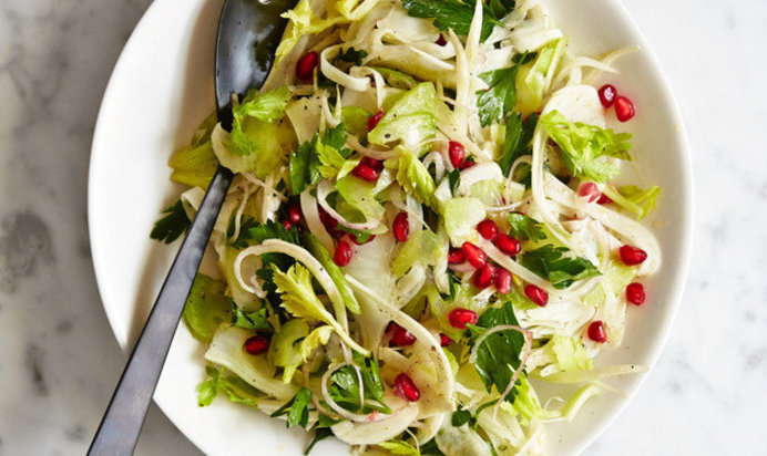 Салат с сельдереем, фенхелем и зернами граната