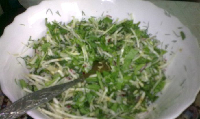 Летний зеленый салат с редисом