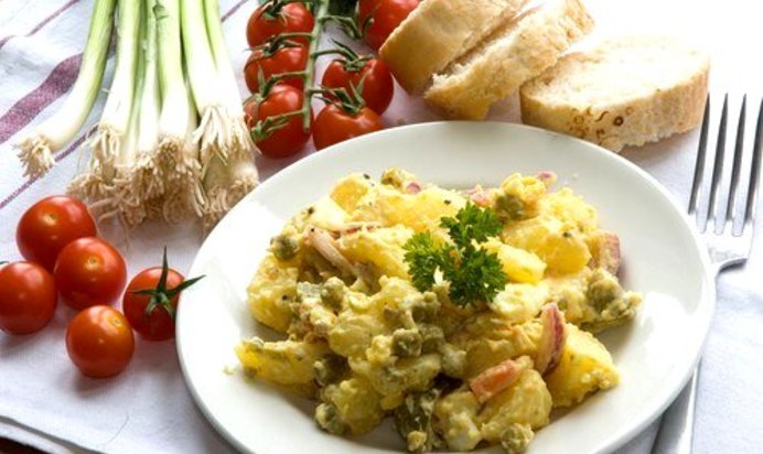 Картофельный салат с горошком и кинзой