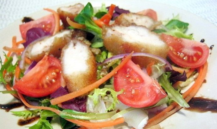 Салат с жареным филе грудки цыпленка