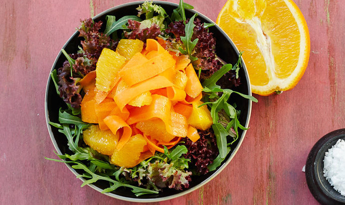 Зеленый салат с морковью и апельсинами