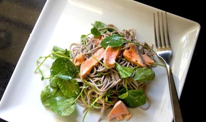 Лапша соба с лососем и кресс-салатом