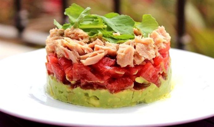 Тимбал из авокадо и тунца