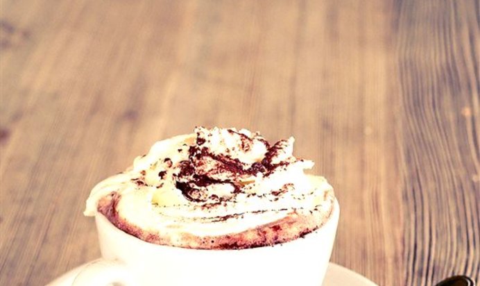 Крепкий кофе с шоколадом и сливками