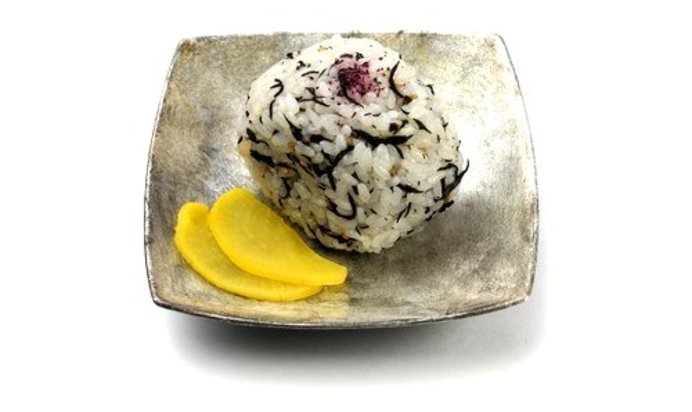 Кососовые суши с малиной и апельсинами