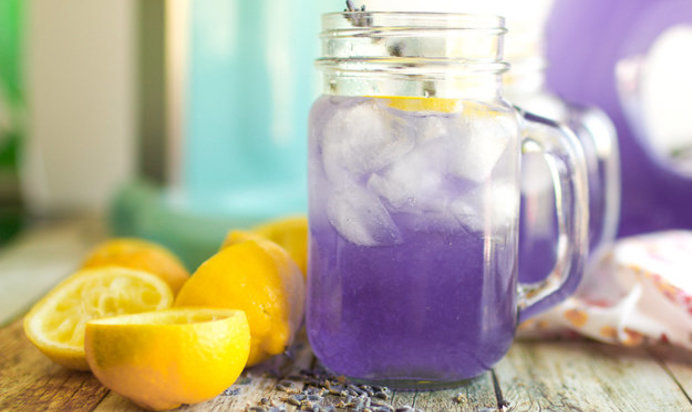 Лимонад с лимоном и лавандой