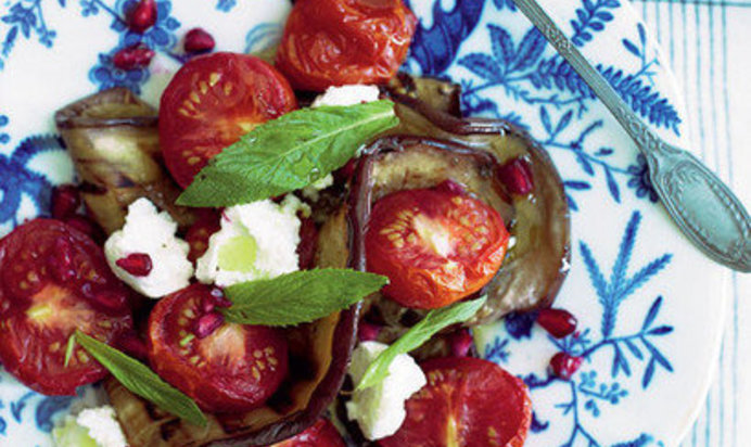 Салат из жареных помидоров, кабачков, сыра лабнех и мяты