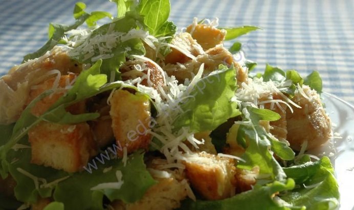 Салат Цезарь с сухариками