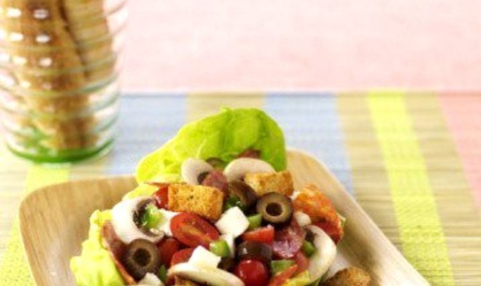 Салат с грибами, салями и сыром