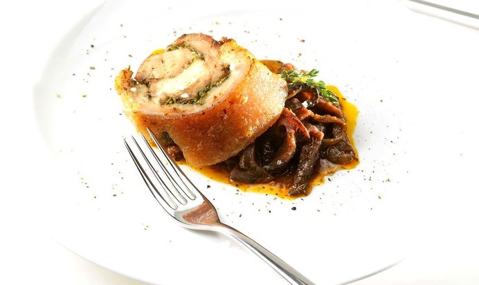 Рулет из свиной брюшины со скоблянкой из кукумарии