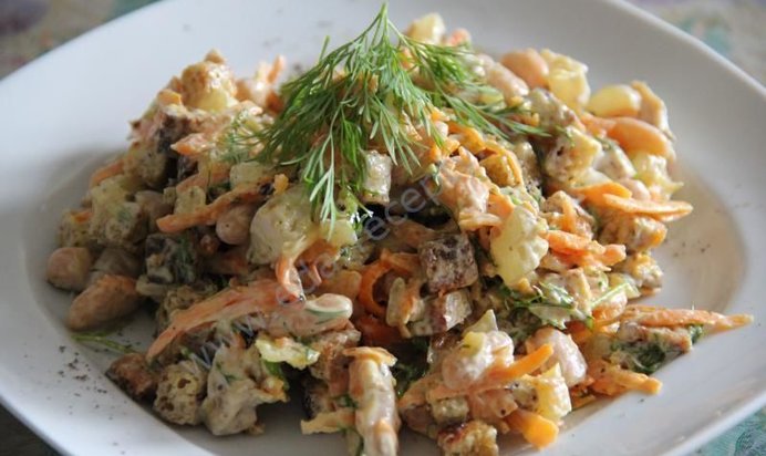 Салат из белой фасоли с сухариками