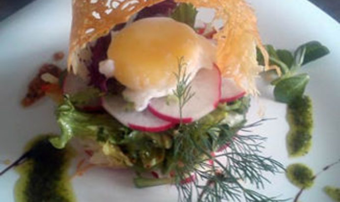 Зеленый салат с редисом и яйцом