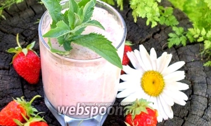 Бананово-клубничный молочный коктейль