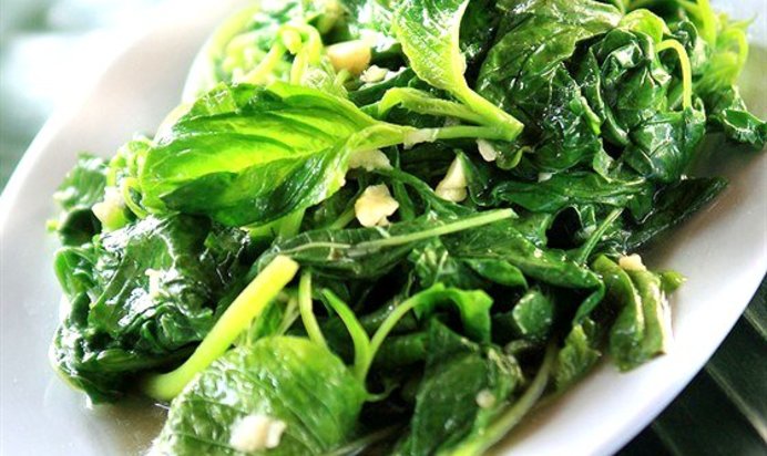 Салат с оливковым маслом, чесноком и лимоном