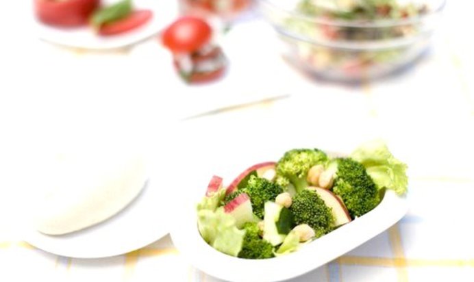 Хрустящий салат из брокколи и яблок