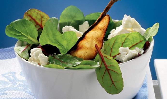 Салат с жареной грушей и овечьим сыром