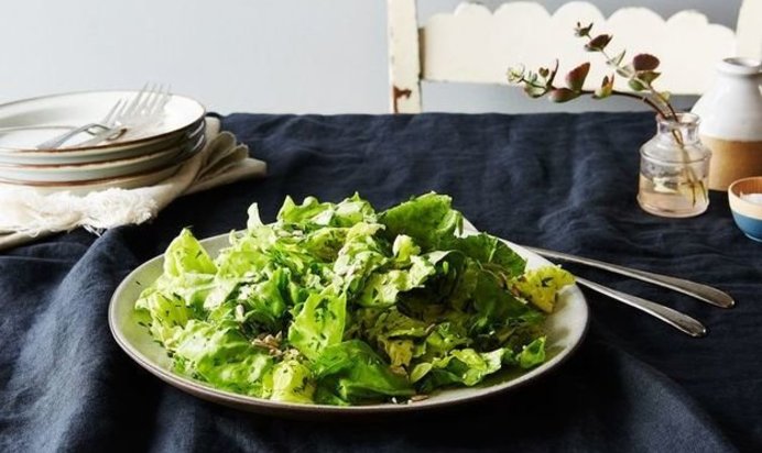 Салат с зеленью и семенами