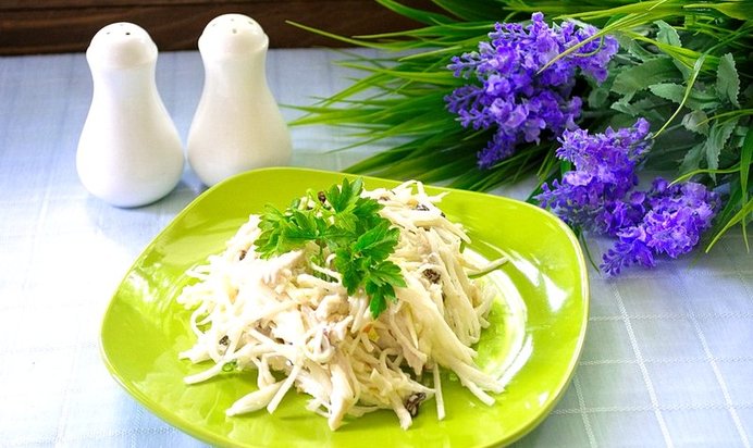 Салат Уолдорф с курицей