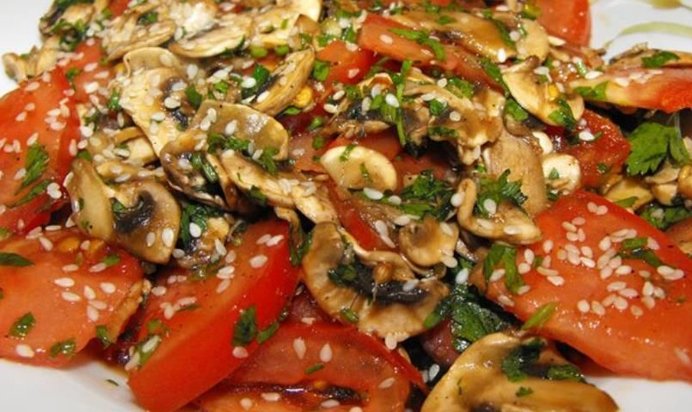 Теплый салат с помидорами, грибами и кунжутом