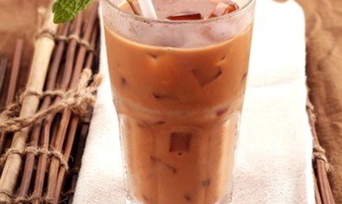 Холодный чай с молоком и мятой