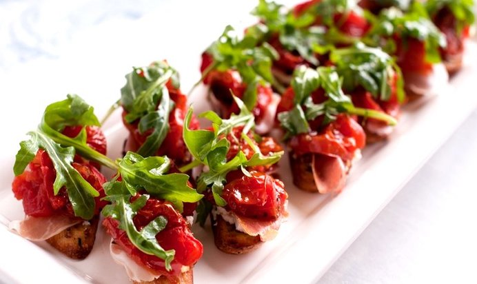 Брускетта с прошутто