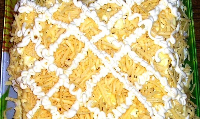 Салат с курицей и ананасом слоями