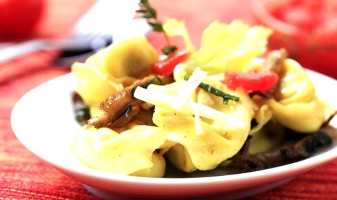 Салат с ветчиной, тортеллини и грибами