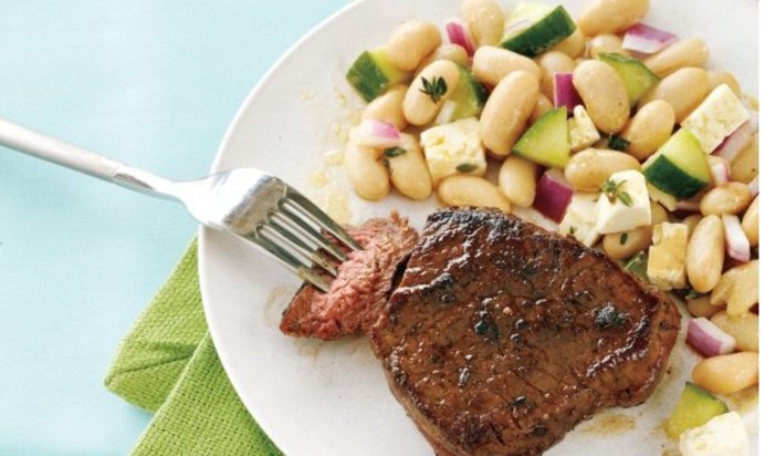 Стейк с фасолевым салатом