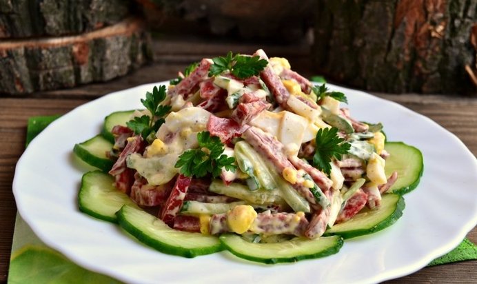 Салат со свежим огурцом, яйцом и салями