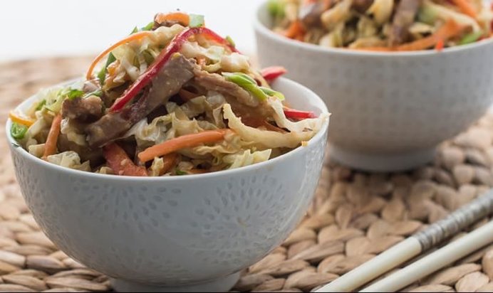 Салат из овощей и запеченной свинины