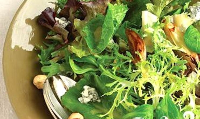 Салат с луком и голубым сыром