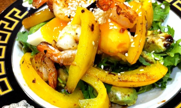 Горячий салат с рукколой, креветками и авокадо