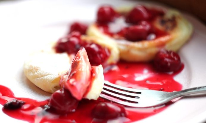 Ванильные сырники с домашним ягодным соусом