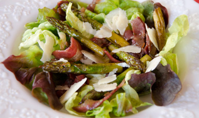 Салат со спаржей и вяленой говядиной