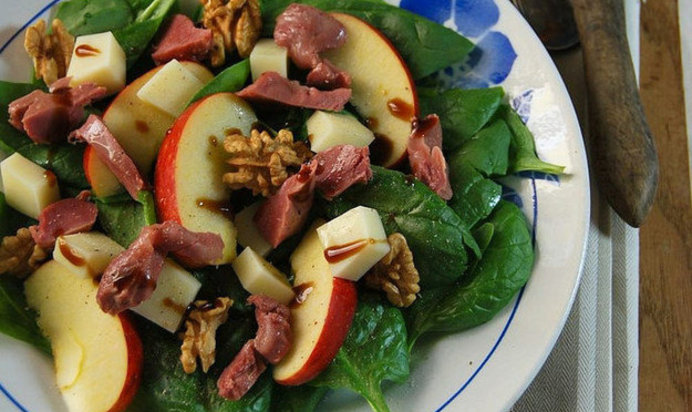 Осенний салат со шпинатом и куриными желудочками