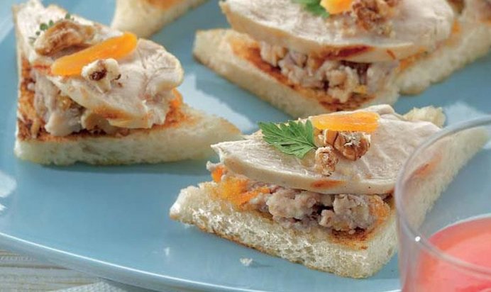 Тосты с куриной грудкой и паштетом из бобов