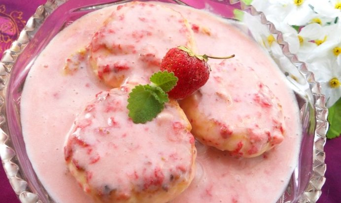 Десерт из сырников в сметане с клубникой