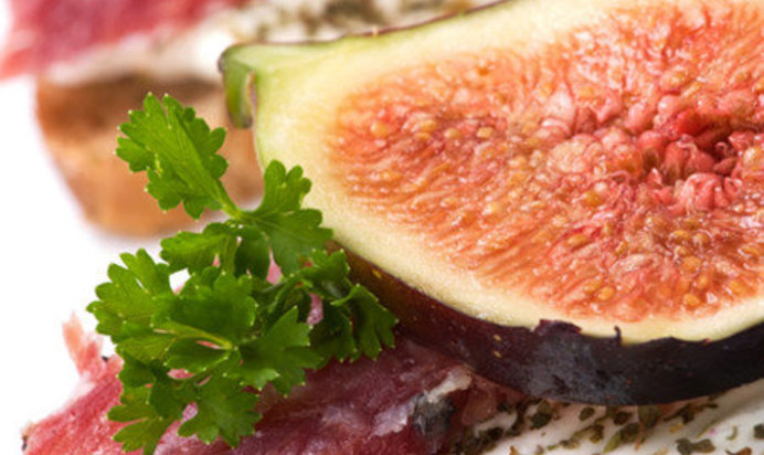 Брускетта с инжиром, ветчиной и сливочным сыром