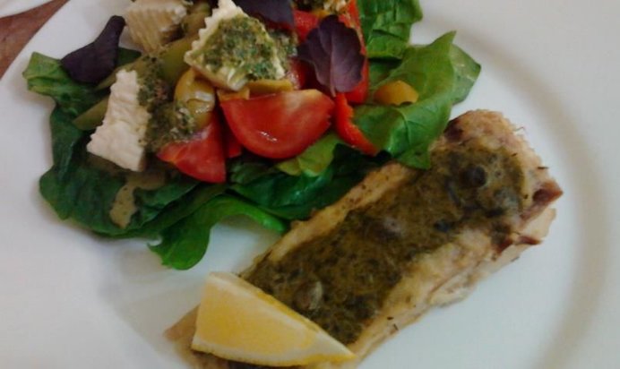 Скат запеченный в духовке с щавелевым соусом и каперсами и простой салат с брынзой и заправкой песто на основе рукколы.